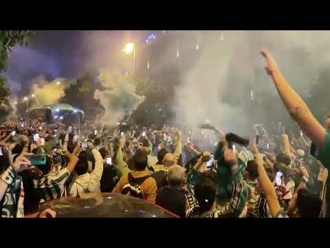 Llegada del autobús del Betis al Benito Villamarín