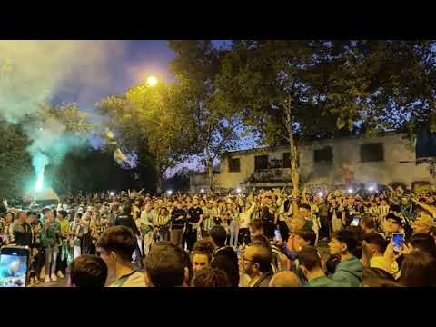 Ambiente de la afición del Betis en Heliópolis en la previa del derbi