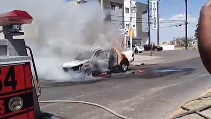 Camioneta incendiada en Durango