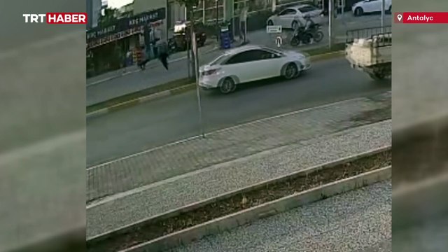 Antalya'da başıboş köpeğin kovaladığı çocuğa motosiklet çarptı