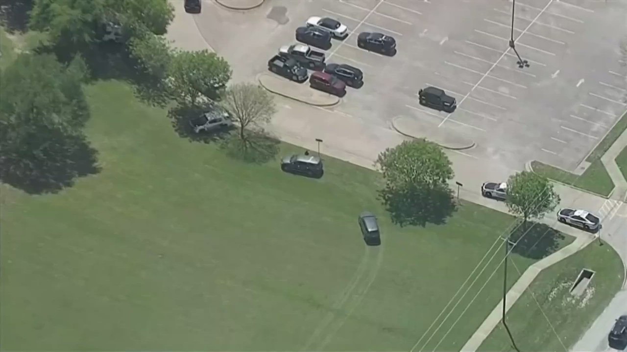Chaos at Dallas High School: Students Evacuated to Football Field After Shooting – Massive Police Response