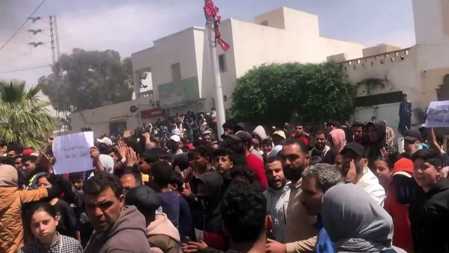 Centenas de tunisianos se manifestam após morte de três estudantes