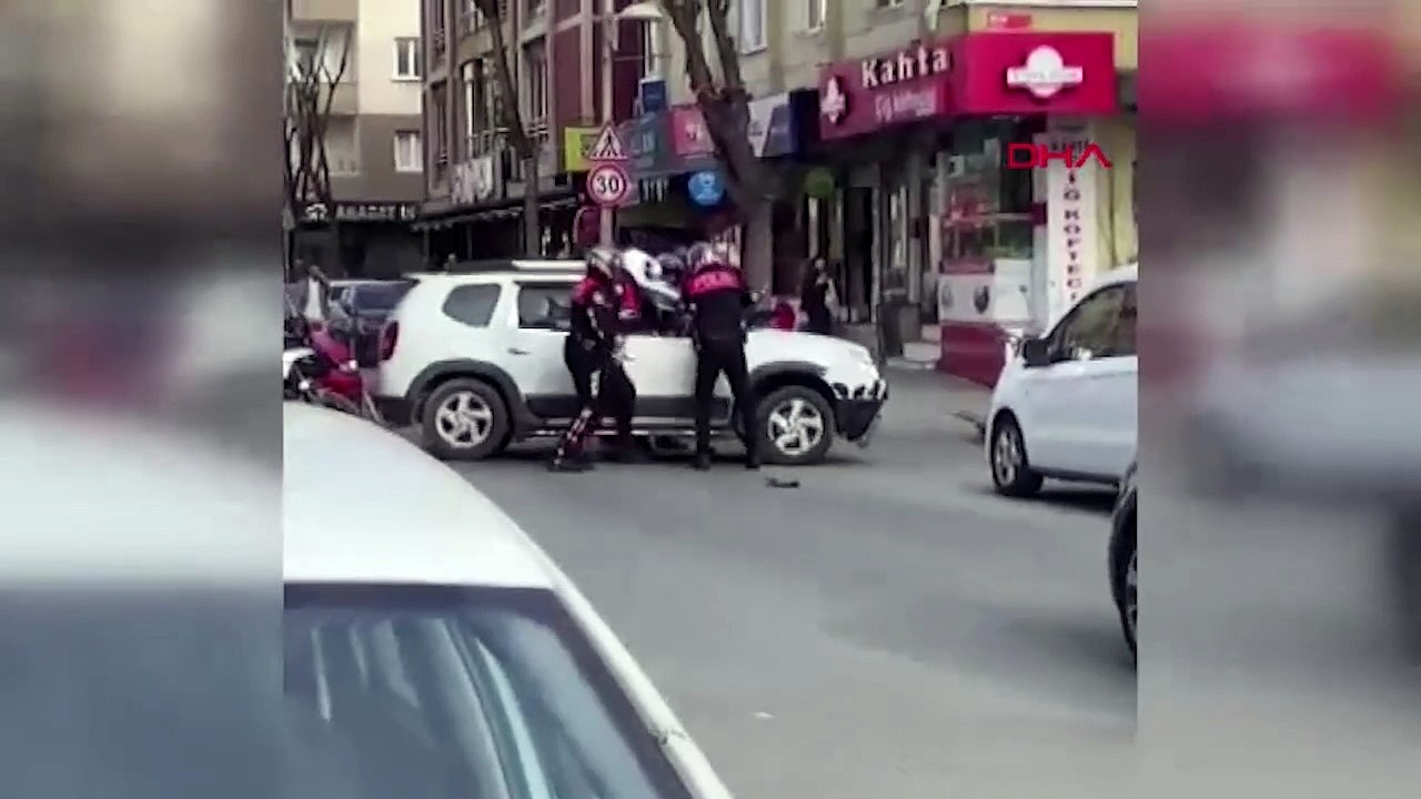 Polis dur ihtarına uymayan sürücüyü camı kırarak yakaladı