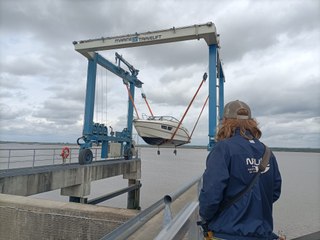 Nettoyage des bateaux dans un port à sec à Frossay