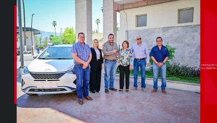 Entrega Carlos Villarreal premios a contribuyentes cumplidos