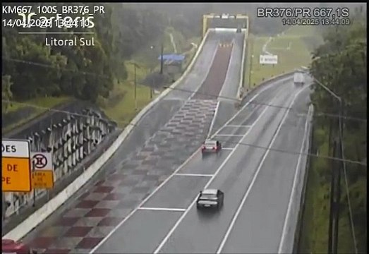 Pista molhada vira “desafio” para caminhão sem freios e motorista evita o pior na BR-376
