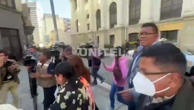 “La ley se tiene que promulgar”: Chambilla recibe ‘botellazos’ tras abandonar diálogo con choferes y la Alcaldía de La Paz
