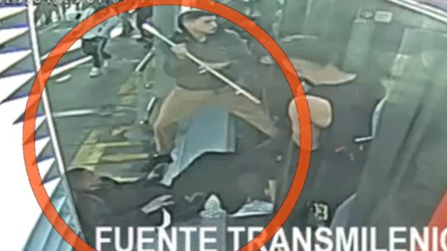 VIDEO | Ladrón se escondió en un caño tras robar en Transmilenio e intentar atacar a un policía