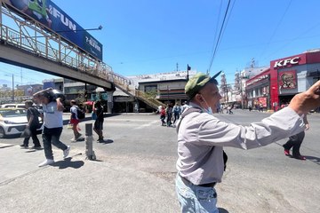 Regios ignoran puente peatonal, persona sin hogar lo usa como vivienda