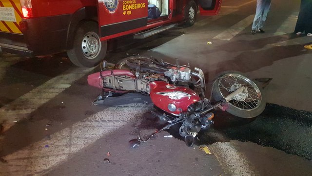 Rapaz fica ferido após acidente entre carro e moto na Av. Guaíra