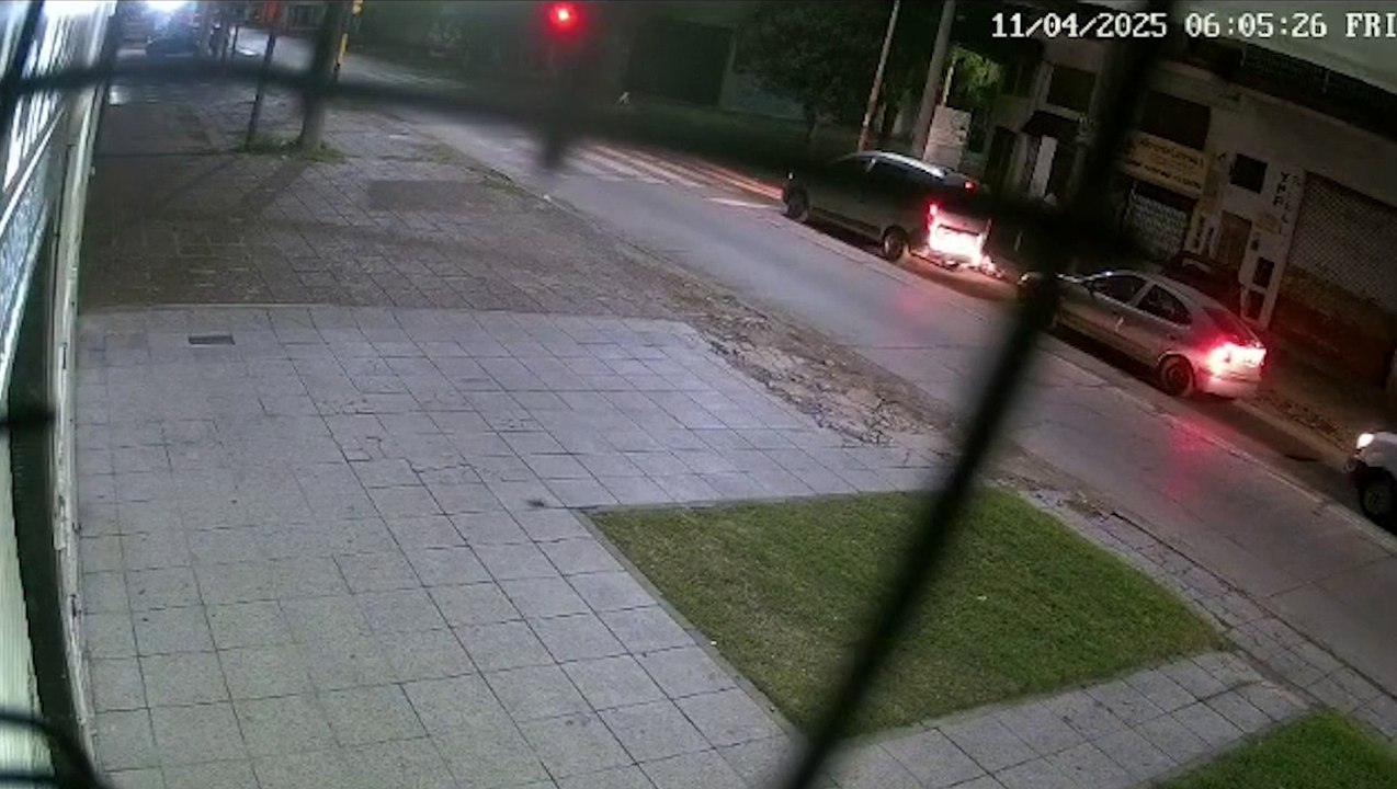 Impactante choque a una moto: venían por la mano contraria, un auto dobló y salieron despedidos