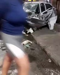 Vídeo: carro fica destruído ao bater em microônibus em São Marcos