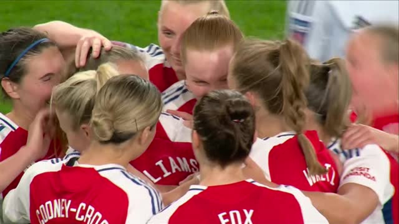 Arsenal smash five past Leicester to close the gap on Chelsea