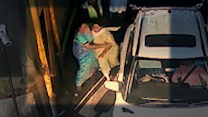 Hapur: महिला ने टोलकर्मी को दनादन जड़े थप्पड़