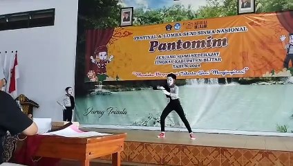 pantomim bermain balon