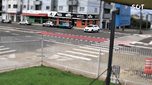 Colisão entre moto e carro deixa jovem ferido em cruzamento movimentado no no bairro Universitário em Cascavel