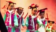 The little girl went on stage to perform, crying but not forgetting to perform, which made the audience laugh