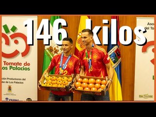 Los Palacios regala cariño y 147 kilos en tomates a los campeones Navas y Fabián