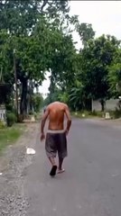 viral man walking without head머리 없이 걷는 바이러스 남자meoli eobs-i geodneun baileoseu namjaرجل فيروسي يمشي بدون رأسrajul fayrusiun yamshi bidun ras