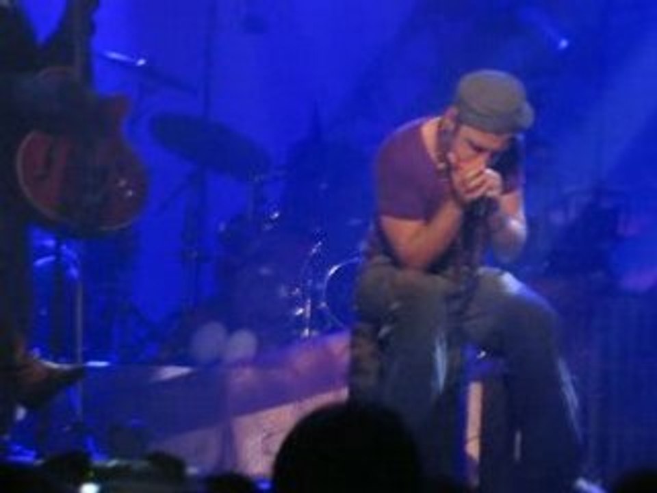 Christophe mae à l'harmonica