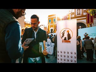 Entrega del programa de mano del II Congreso de hermandades y Piedad Popular