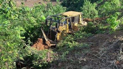 D6R XL Bulldozer Forms Palm Terrace on Mountainside Step by Step