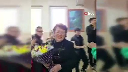 Emekli olan öğretmenlerini böyle uğurladılar