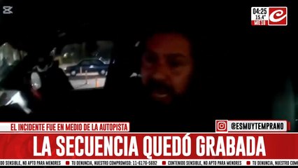 Famoso cantante agredió a motociclista en plena autopista, lo chocó y escapó
