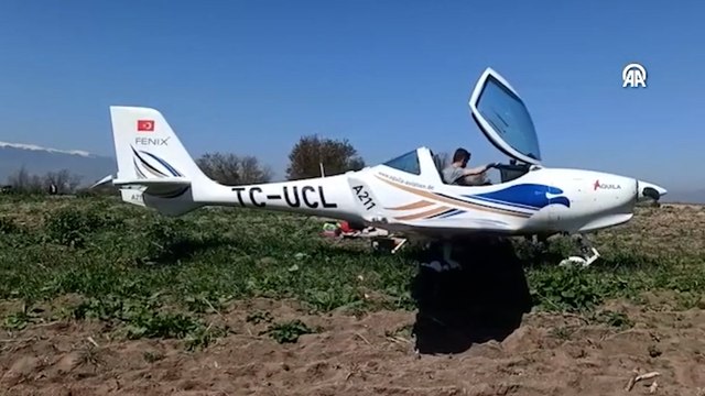 Eğitim uçağı tarlaya zorunlu iniş yaptı