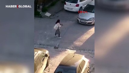 Sürücüleri rahat bırakmayan yaya! Bağırdı, küfür etti, tekmeledi