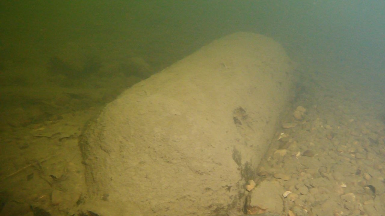 Moment, in dem ein teenager eine unterwasserdrohne mit einer scharfen 500-kg-bombe aus dem zweiten weltkrieg kollidieren lässt