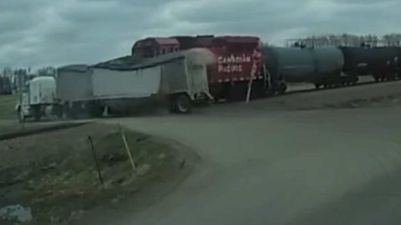 Schockmoment: Zug rammt Sattelschlepper in Minnesota