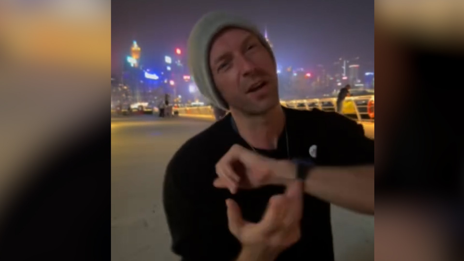 El popular cantante de la banda brit�nica Coldplay ha publicado un v�deo desde Corea del Sur, donde se encuentra de gira, diciendo que tiene depresi�n.