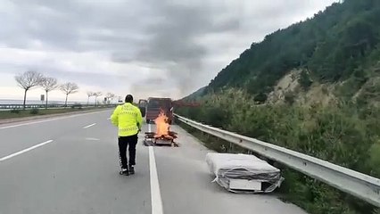 Sinop'ta seyir halindeki aracın kasasındaki koltuklar alev aldı