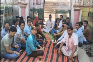 पार्षद व नगरपालिका एसआई के बीच मारपीट, पार्षदों ने किया धरना प्रदर्शन