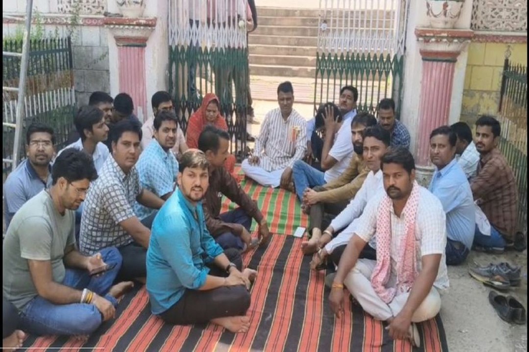 पार्षद व नगरपालिका एसआई के बीच मारपीट, पार्षदों ने किया धरना प्रदर्शन