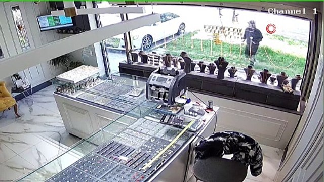 Selam verip girdiği kuyumcuyu soymak için silah çekip böyle ateş açtı