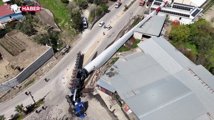 Rüzgar türbini pervanesi taşıyan tır devrildi