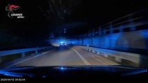 Napoli, in contromano sulla superstrada. Il video dello spettacolare inseguimento e l'arresto