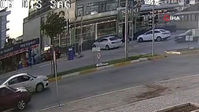 Sahipsiz köpeğin kovaladığı 10 yaşındaki çocuğa motosiklet böyle çarptı