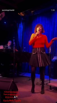 Jazmin Grace Grimaldi, fille naturelle d'Albert de Monaco et Tamara Rotolo, chantant à New York dans le fameux club de jazz Birdland