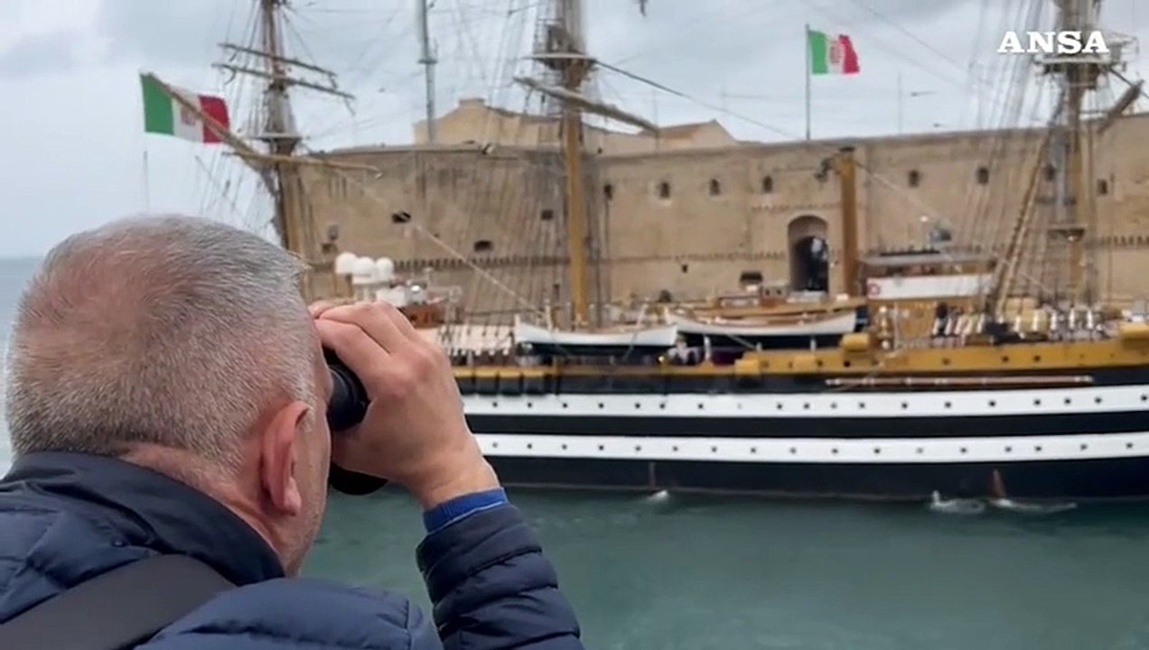 L'Amerigo Vespucci a Taranto per la 7/a tappa del Tour Mediterraneo