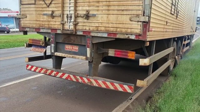 Mais um acidente é registrado na BR-277; Parte frontal de Kombi fica destruída após colisão com caminhão