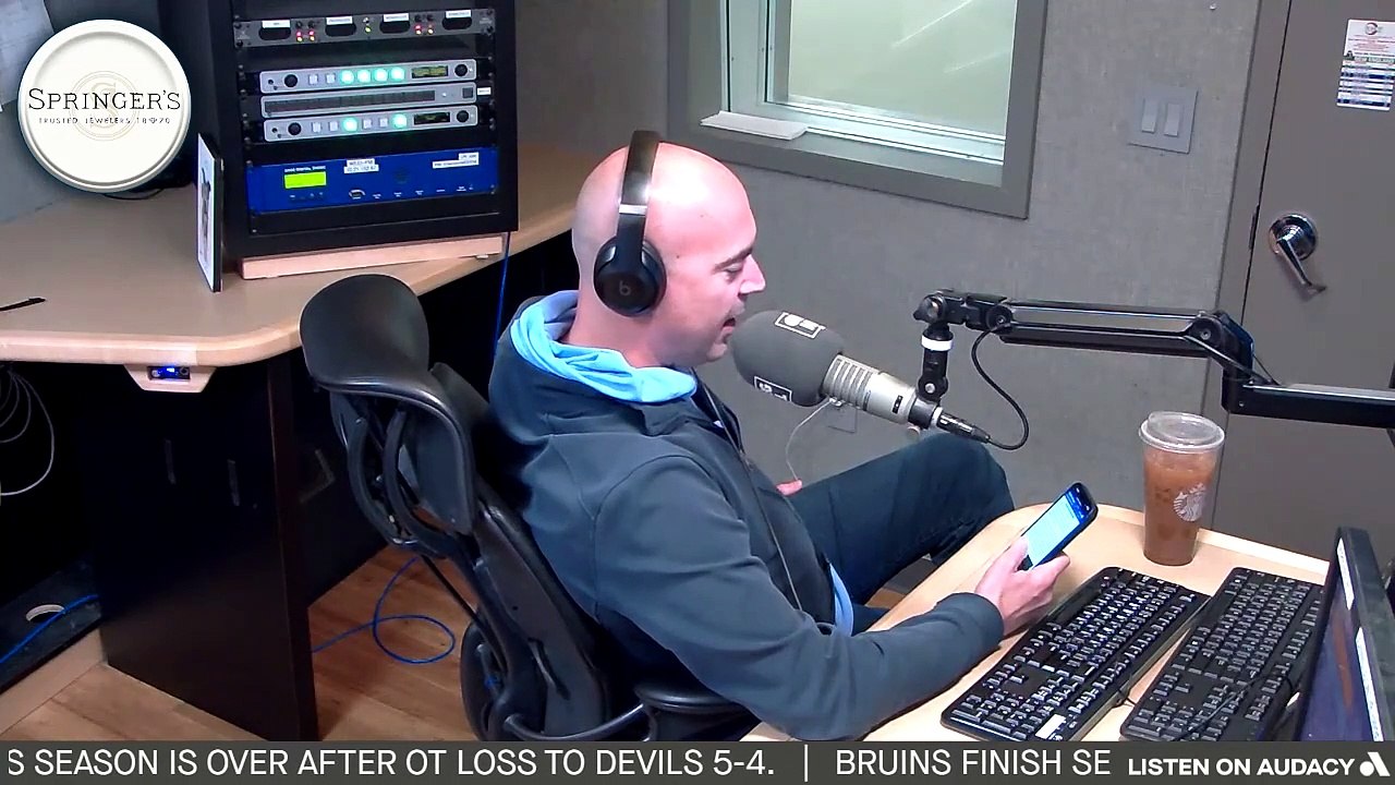 Should sporting events/concerts adapt The Masters rule of - No Phones?