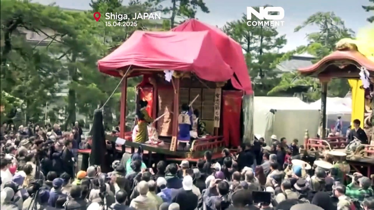 Des enfants passent sur scène au théâtre Kabuki lors d'un festival à l'ouest du Japon