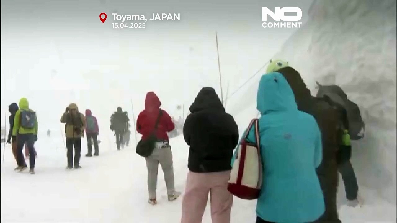 Schneekorridor durch nordjapanische bergstrecke geräumt