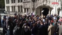 Regno Unito, movimenti femministi festeggiano fuori dalla Corte Suprema per le pari opportunit?