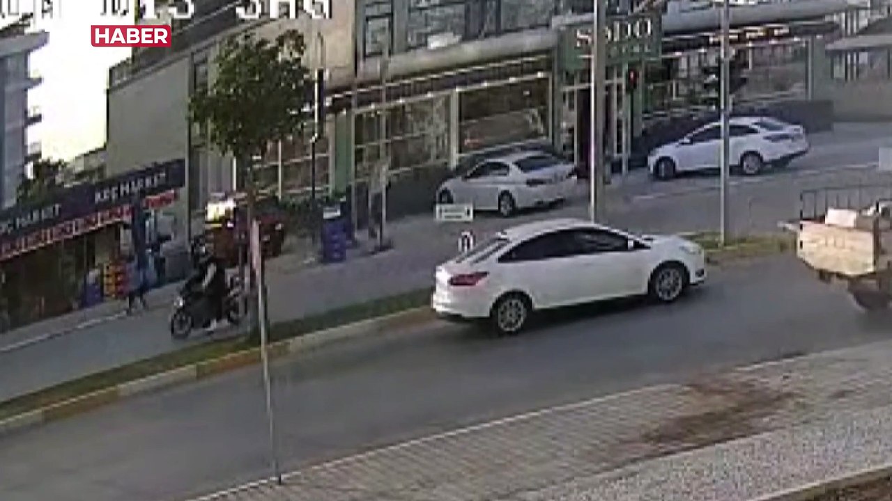 Başıboş köpekten kaçarken motosiklet çarptı