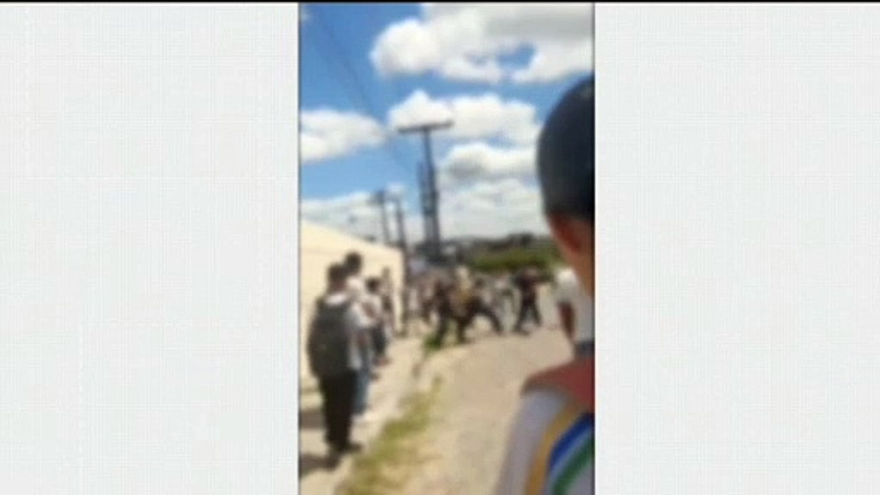 VÍDEO: Estudante é agredido por mãe de colega na saída da escola em Estância