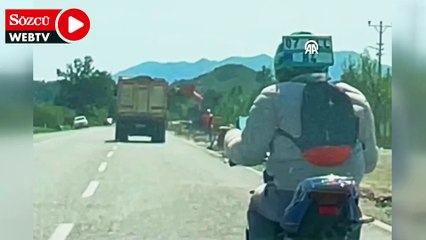 Motosikletten düşen plakayı kaskına takan sürücü trafikte görüntülendi